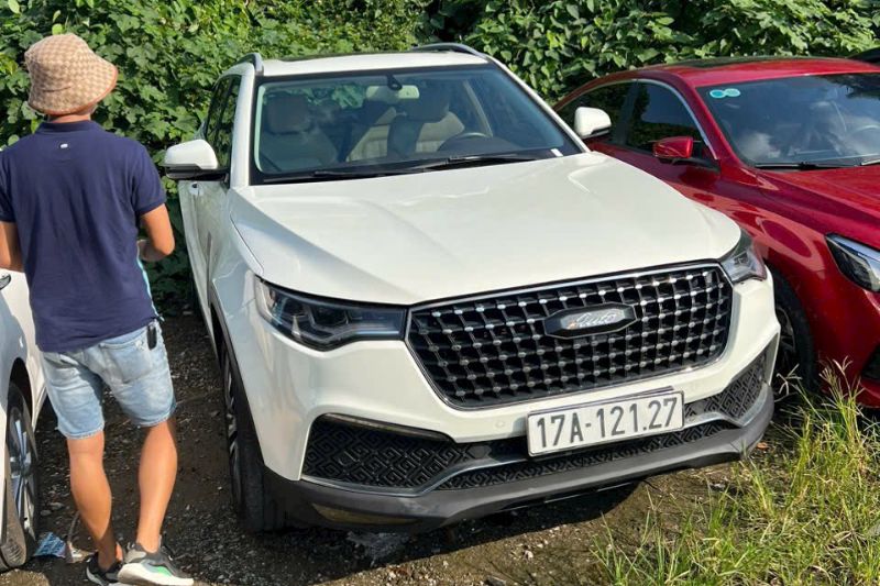 Bán đấu giá 01 xe ô tô con; Nhãn hiệu ZOTYE; Số loại: ROYAL, Màu TRẮNG, BKS: 17A-121.27